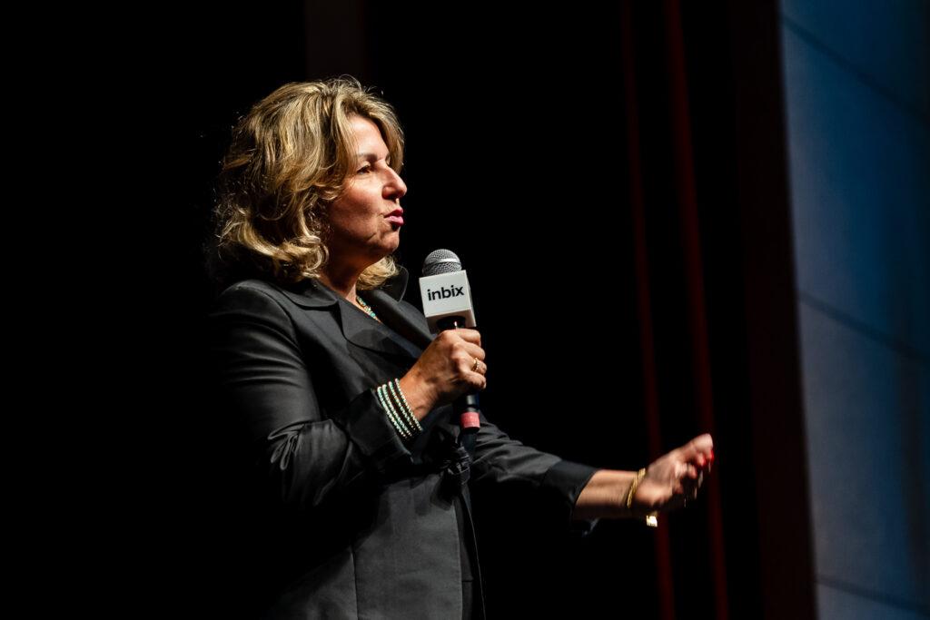 Registro do evento de entrega do Prêmio Inbix 2025, com apresentação de Daiane Fardin e palestra de Clóvis de Barros Filho