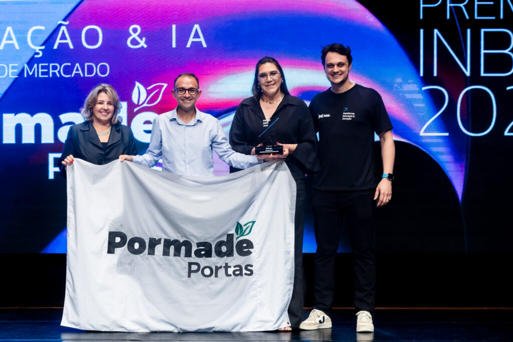 Registro do evento de entrega do Prêmio Inbix 2025, com apresentação de Daiane Fardin e palestra de Clóvis de Barros Filho