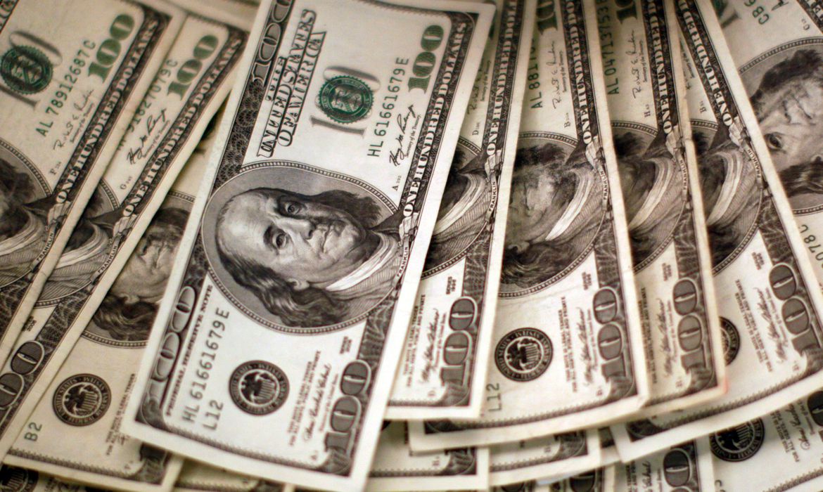O dólar comercial no Brasil alcançou um novo patamar histórico, fechando a R$ 6,26