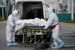 Profissionais de saúde transportam paciente para fora de hospital para infectados com Covid-19 em Moscou, na Rússia, em 13 de outubro de 2021 —