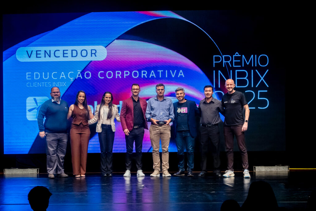 Registro do evento de entrega do Prêmio Inbix 2025, com apresentação de Daiane Fardin e palestra de Clóvis de Barros Filho