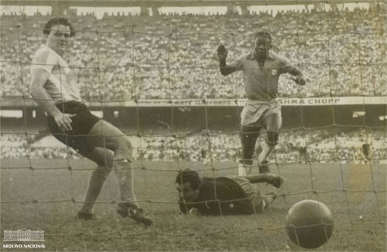 Arquivo Nacional/ Correio da Manhã Pelé, Fotografia de um dos gols marcados pelo Brasil na vitória sobre a Argentina em jogo válido pela Copa Roca de 1957. Arquivo Nacional. Fundo Correio da Manhã.