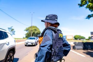 Mulher policial da PRF, durante operação nas estradas