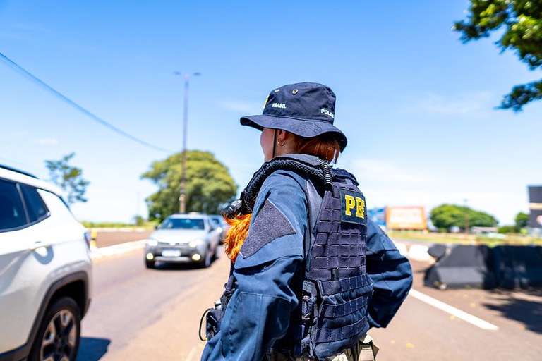 Mulher policial da PRF, durante operação nas estradas