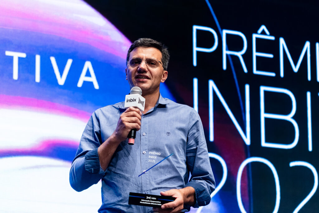 Registro do evento de entrega do Prêmio Inbix 2025, com apresentação de Daiane Fardin e palestra de Clóvis de Barros Filho