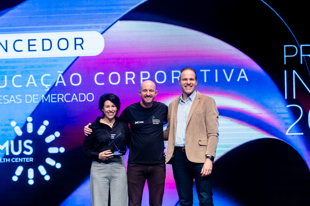 Registro do evento de entrega do Prêmio Inbix 2025, com apresentação de Daiane Fardin e palestra de Clóvis de Barros Filho