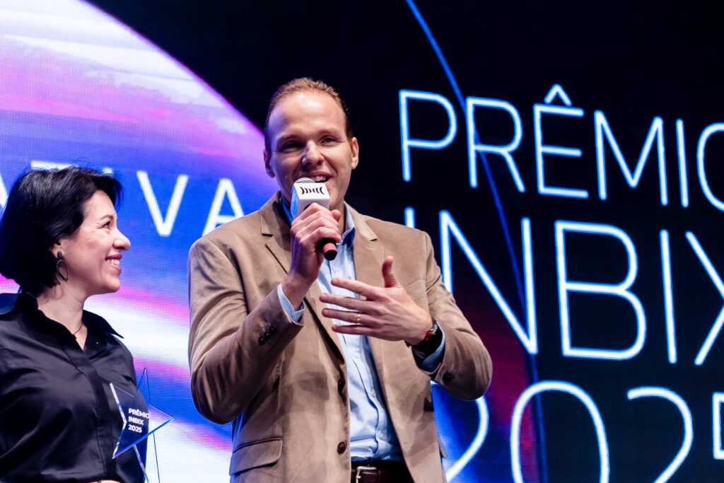 Registro do evento de entrega do Prêmio Inbix 2025, com apresentação de Daiane Fardin e palestra de Clóvis de Barros Filho
