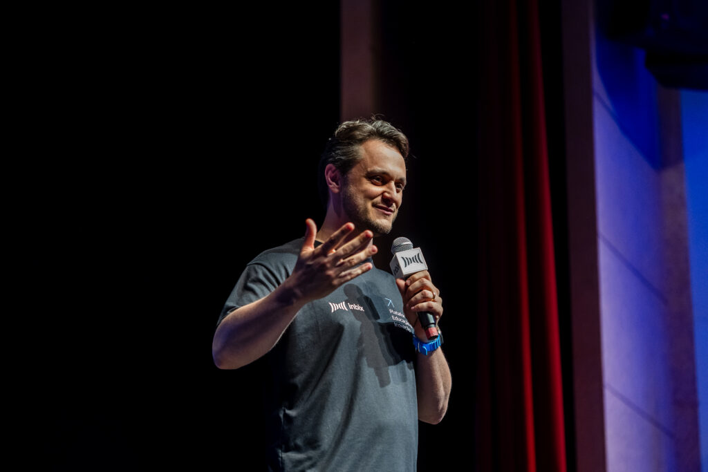 Registro do evento de entrega do Prêmio Inbix 2025, com apresentação de Daiane Fardin e palestra de Clóvis de Barros Filho