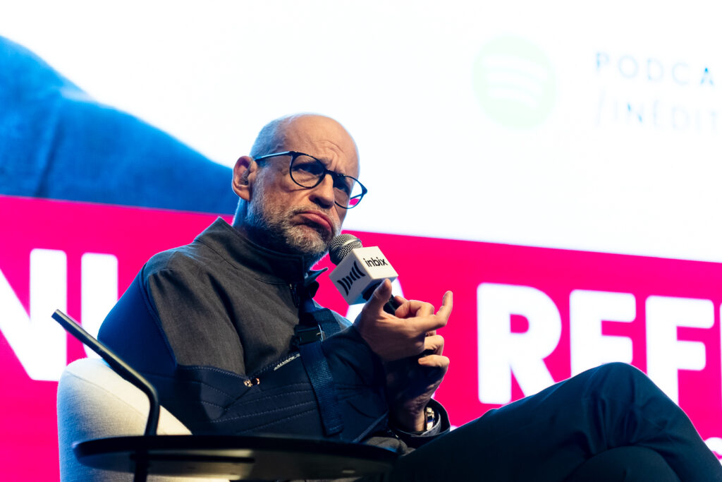 Registro do evento de entrega do Prêmio Inbix 2025, com apresentação de Daiane Fardin e palestra de Clóvis de Barros Filho