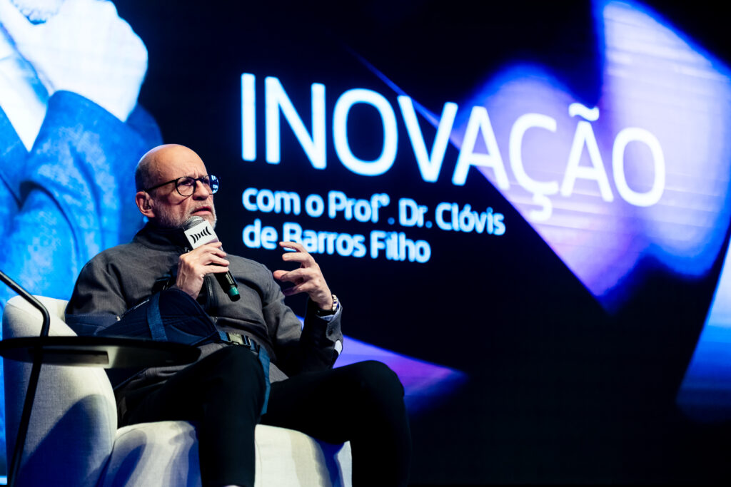 Registro do evento de entrega do Prêmio Inbix 2025, com apresentação de Daiane Fardin e palestra de Clóvis de Barros Filho
