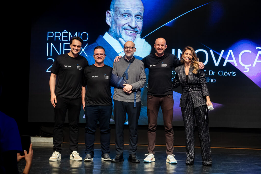 Registro do evento de entrega do Prêmio Inbix 2025, com apresentação de Daiane Fardin e palestra de Clóvis de Barros Filho