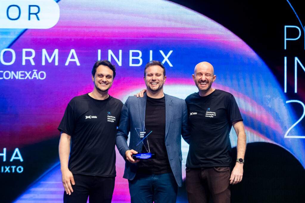 Registro do evento de entrega do Prêmio Inbix 2025, com apresentação de Daiane Fardin e palestra de Clóvis de Barros Filho