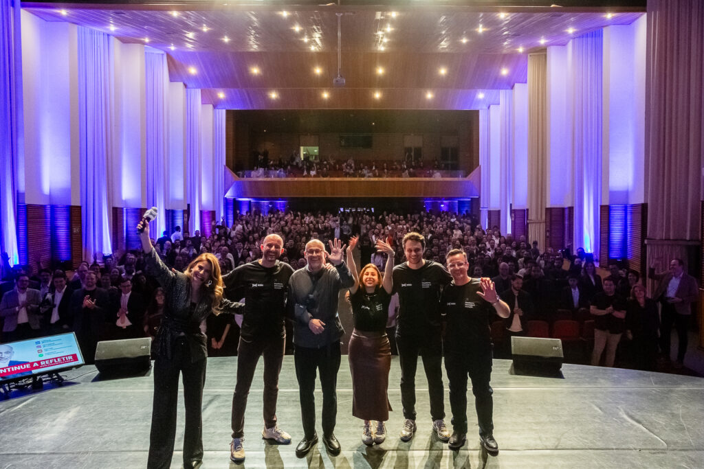 Registro do evento de entrega do Prêmio Inbix 2025, com apresentação de Daiane Fardin e palestra de Clóvis de Barros Filho