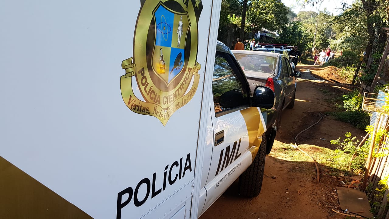 Veículo do IML da Polícia Científica do Paraná
