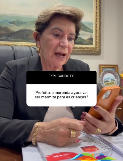 Screenshot de vídeo da prefeita Elizabeth Schmidt comentando merenda com legenda em branco e preto.