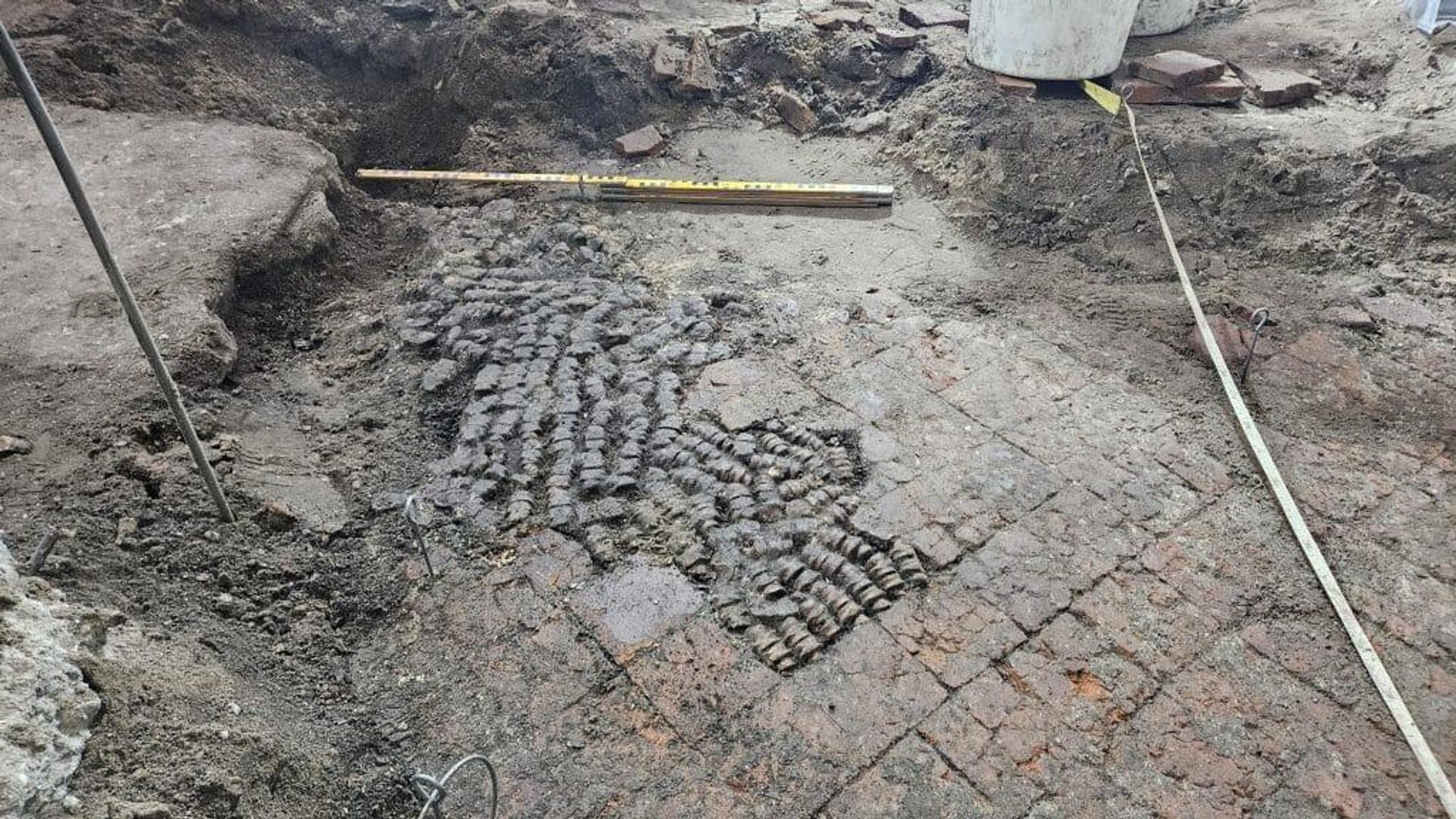 Arqueólogos tentam medir a extensão — ainda não revelada em sua totalidade — do piso de ossos descoberto na região de Achterdam, Alkmaar, Países Baixos, durante os trabalhos de escavação Arqueólogos tentam medir a extensão — ainda não revelada em sua totalidade — do piso de ossos descoberto na região de Achterdam, Alkmaar, Países Baixos, durante os trabalhos de escavação - Sputnik Brasil, 1920, 16.12.2024
