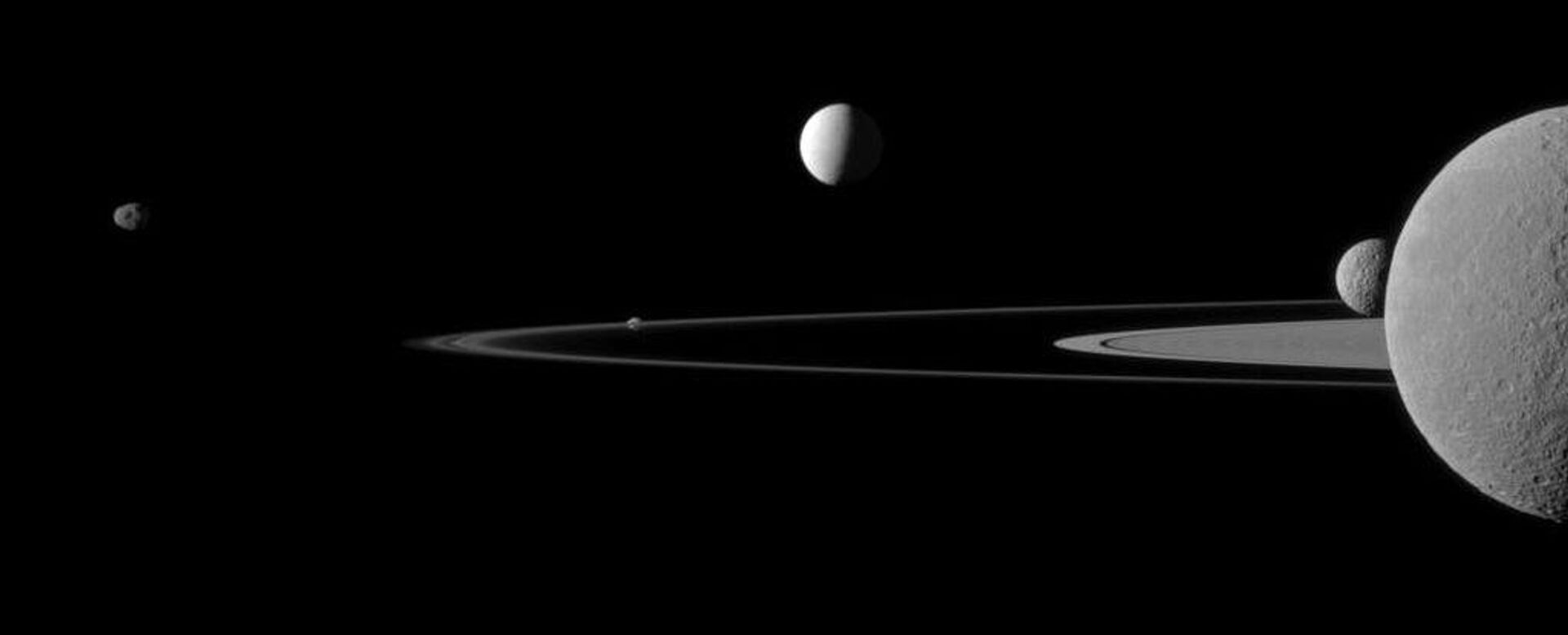 Cinco luas de Saturno, da esquerda para a direita: Jano, Pandora, Encélado, Reia e Mimas - Sputnik Brasil, 1920, 12.03.2025