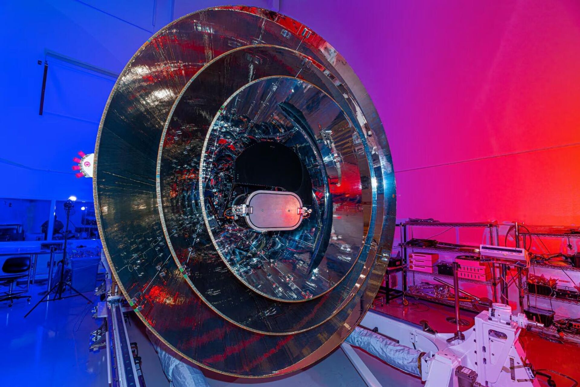 A nave espacial SPHEREx da NASA após concluir os testes ambientais em novembro de 2024 em uma instalação em Boulder, Colorado A nave espacial SPHEREx da NASA após concluir os testes ambientais em novembro de 2024 em uma instalação em Boulder, Colorado - Sputnik Brasil, 1920, 12.03.2025