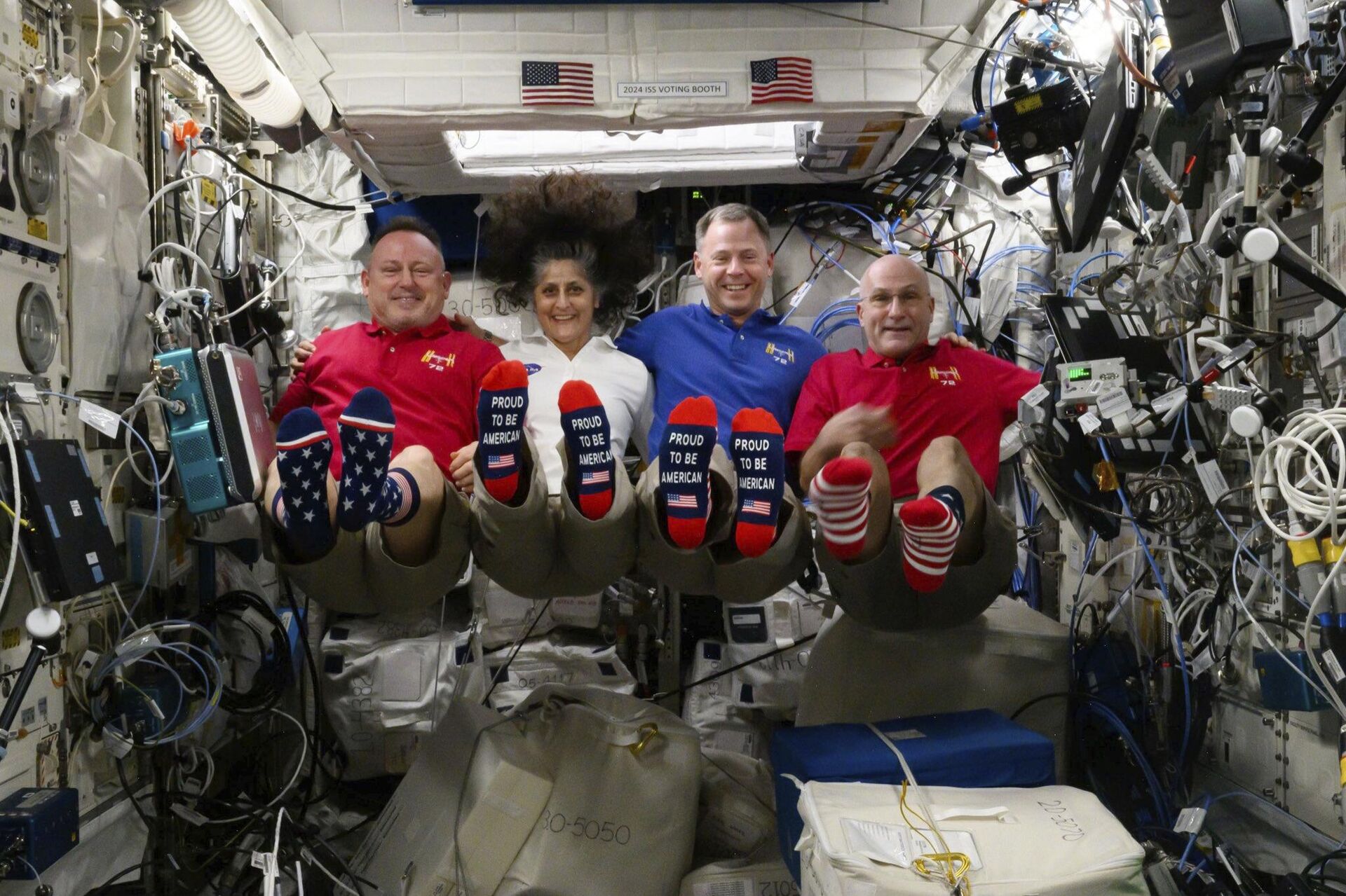 Da esquerda para a direita: os astronautas Butch Wilmore, Suni Williams, Nick Hague e Don Pettit mostram suas meias com tema da bandeira dos EUA a bordo da Estação Espacial Internacional (EEI) no dia da eleição, 5 de novembro de 2024 - Sputnik Brasil, 1920, 17.03.2025