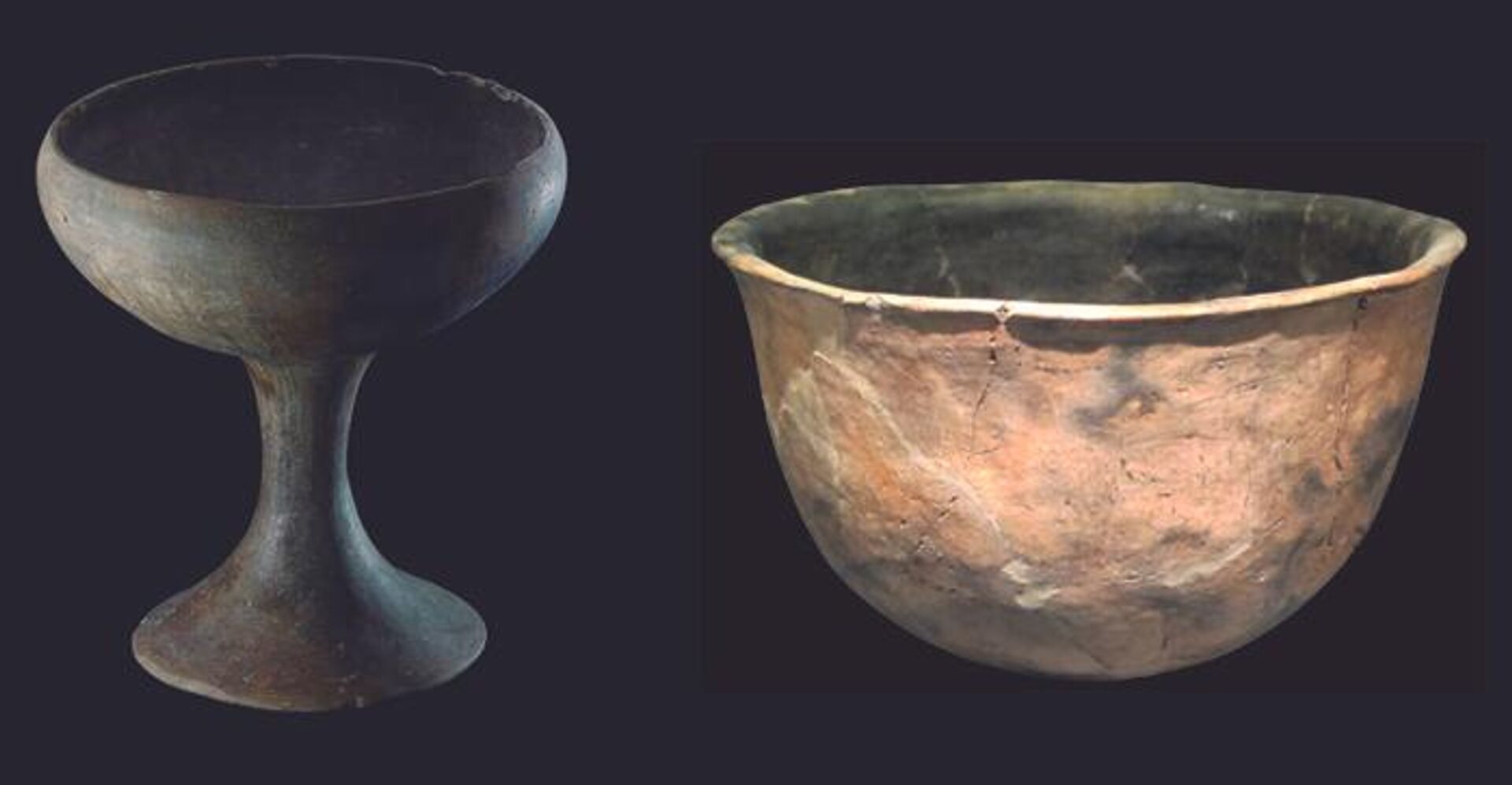 Cálice de cerâmica, emblemático da fase de expansão de El Argar (E), de J.A. Soldevilla pela ASOME-UAB; e cerâmica das comunidades periféricas de El Argar, encontrada no Cerro de la Campana (Yecla) - Sputnik Brasil, 1920, 18.03.2025