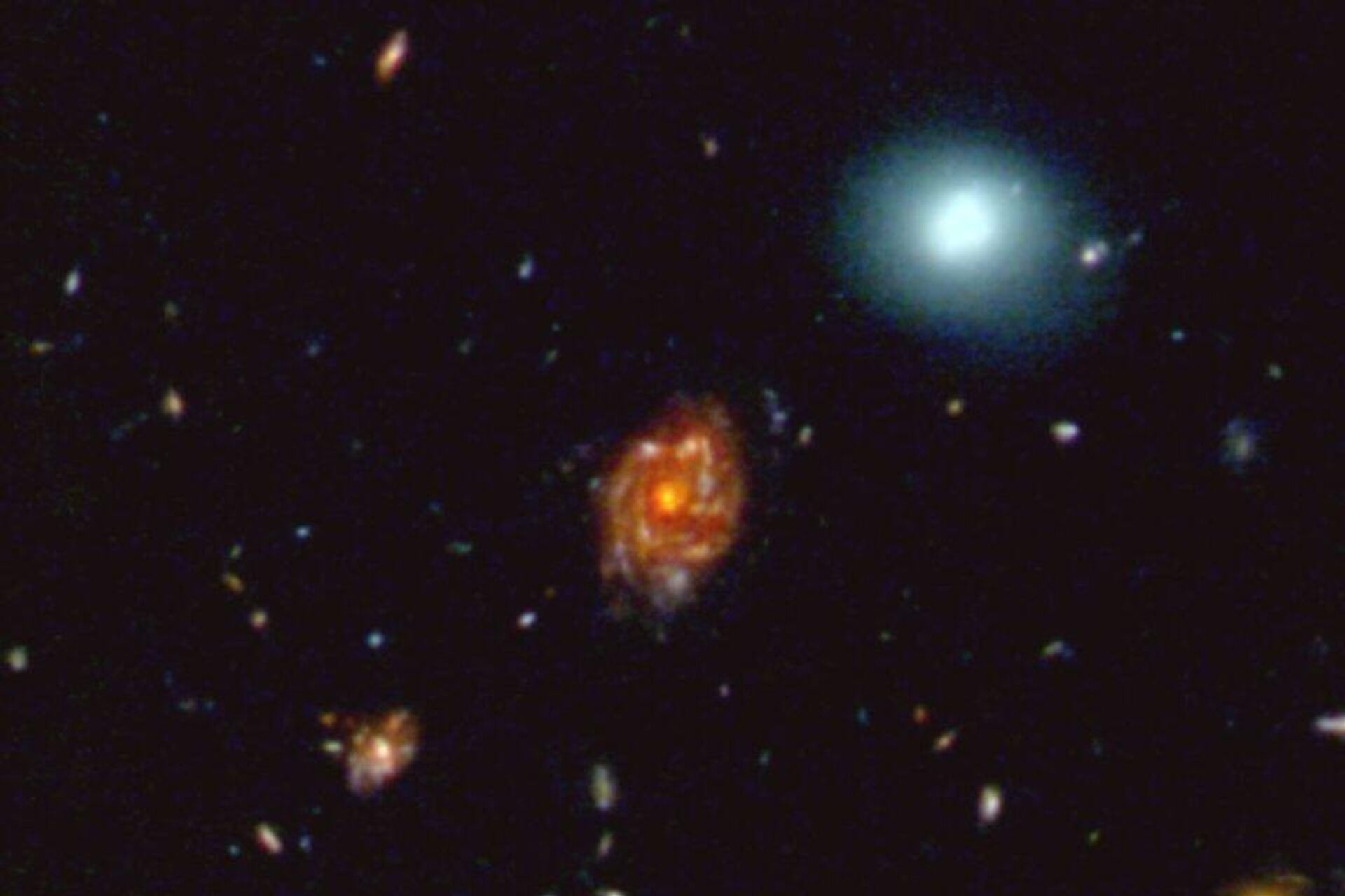 Big Wheel, o disco com brilho vermelho (C), foi descoberto por uma equipe internacional que observava uma região densa do Universo Big Wheel, o disco com brilho vermelho (C), foi descoberto por uma equipe internacional que observava uma região densa do Universo - Sputnik Brasil, 1920, 19.03.2025