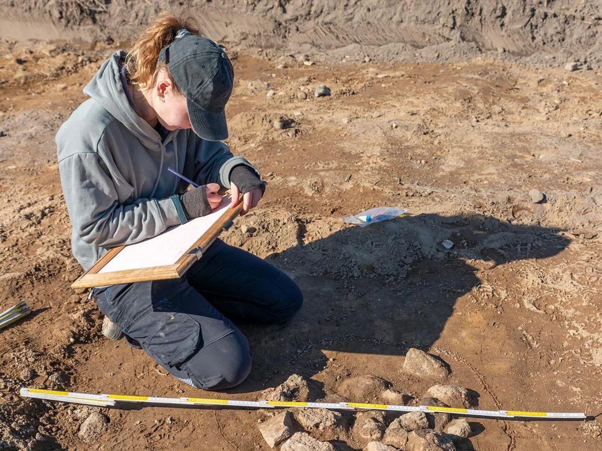 Na colina leste, perto de Kutenholz, os cientistas descobriram outros achados arqueológicos: Melike Fidan documenta um cenário de pedra. - Sputnik Brasil, 1920, 01.04.2025