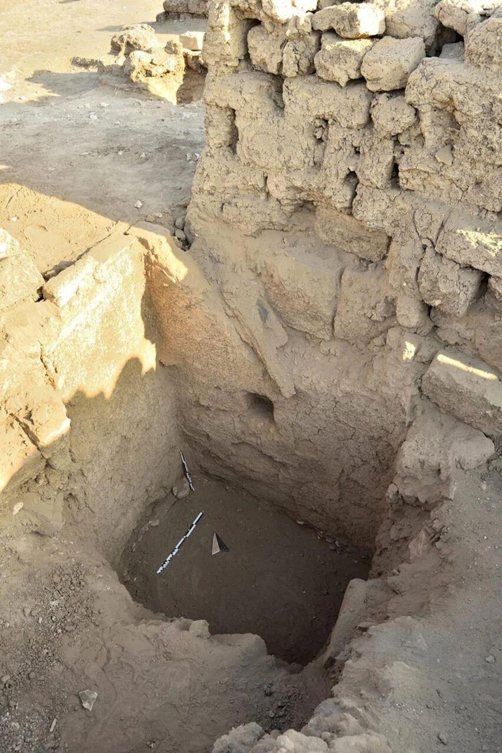 'Casa da vida' repleta de artefatos educacionais descoberta no Ramesseum em Luxor. As escavações também revelaram evidências generalizadas da infraestrutura econômica do templo. 'Casa da vida' repleta de artefatos educacionais descoberta no Ramesseum em Luxor. As escavações também revelaram evidências generalizadas da infraestrutura econômica do templo. - Sputnik Brasil, 1920, 06.04.2025