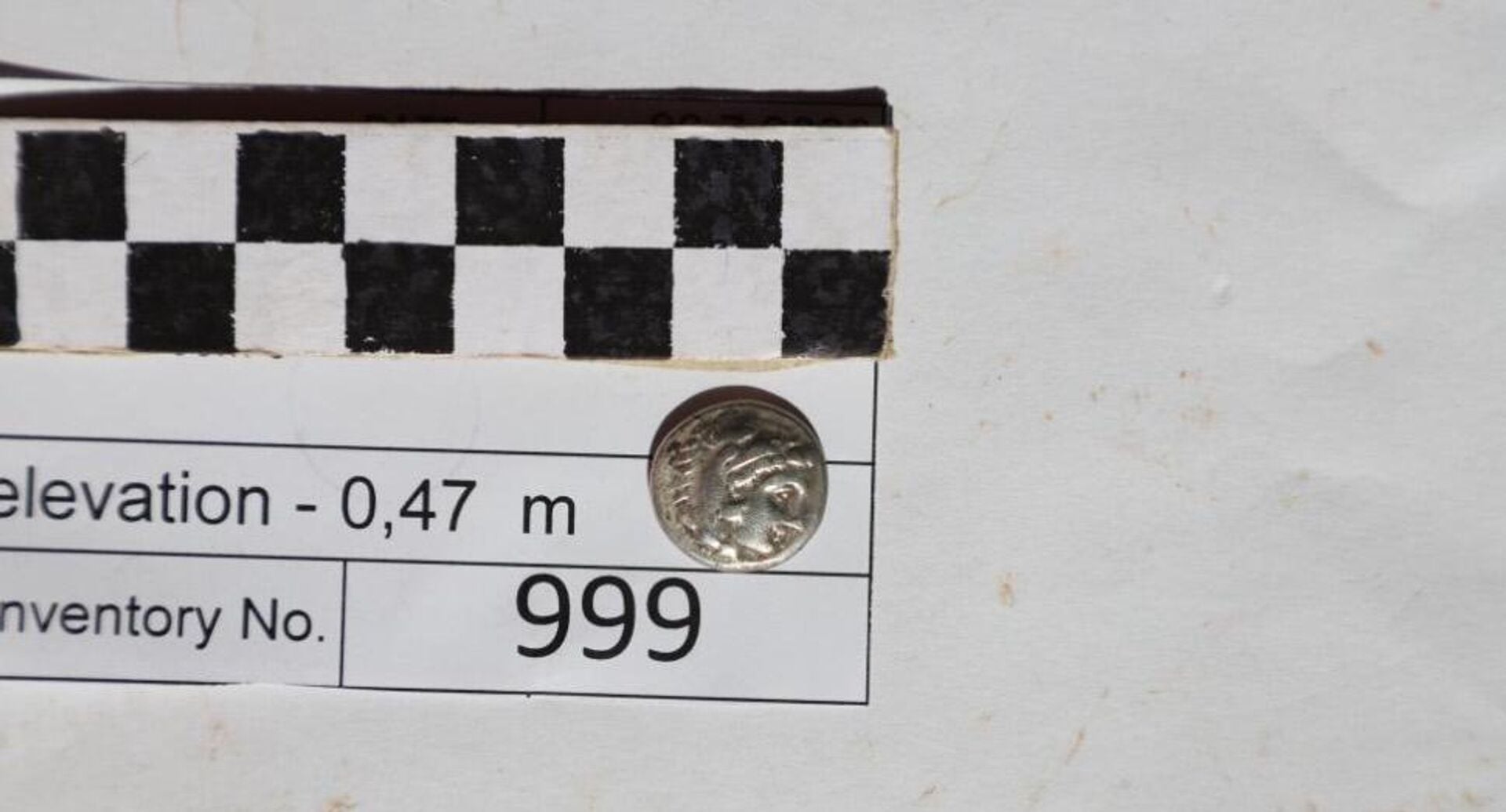 A moeda, descoberta em 2023, foi cunhada na casa da moeda de Mileto, na atual Turquia, entre 325 e 323 a.C. - Sputnik Brasil, 1920, 10.04.2025