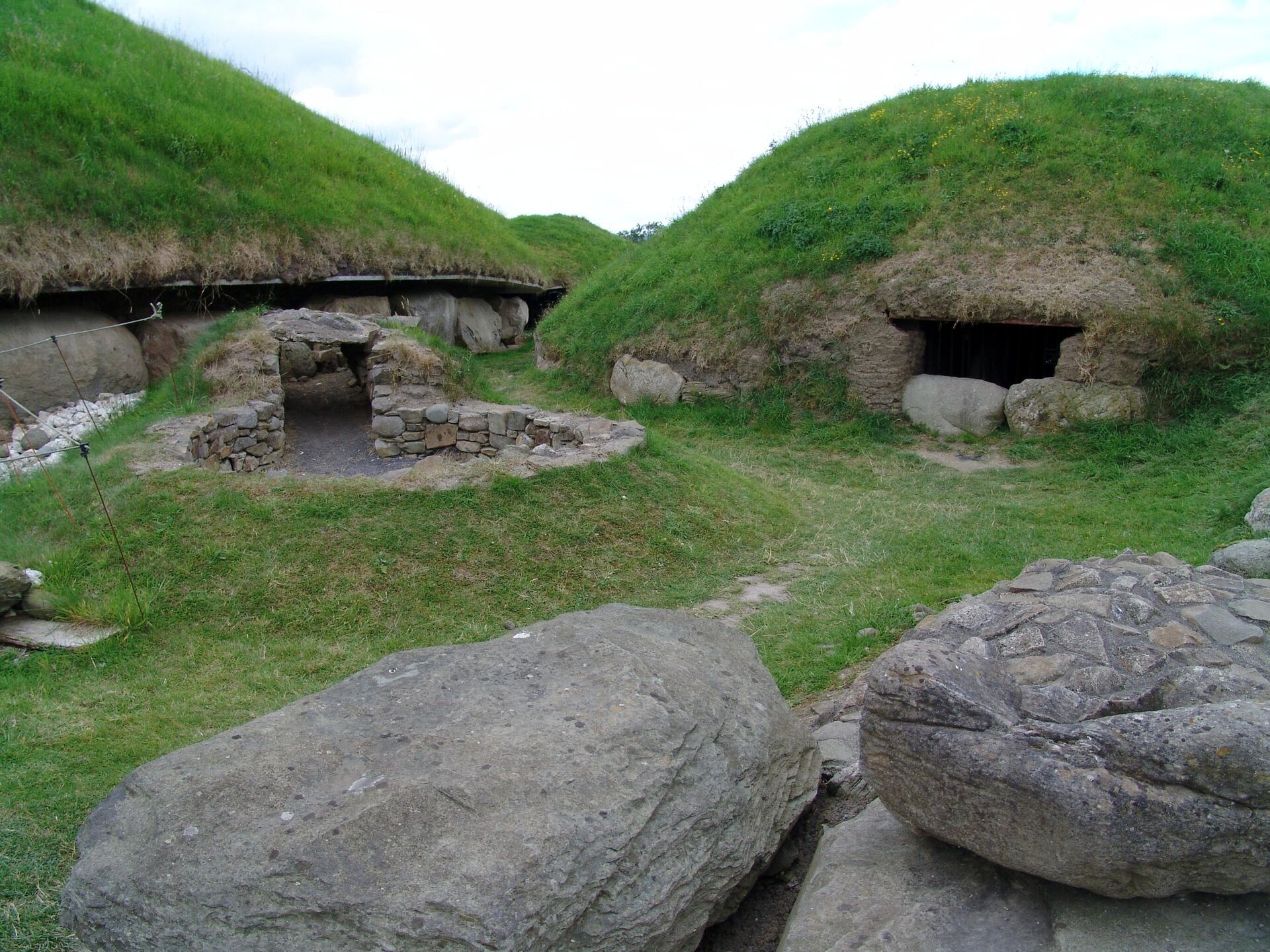 Montes em Knowth. As pedras embutidas sob as colinas estão inscritas com padrões místicos, alguns dos quais podem ser obras da astronomia primitiva. Montes em Knowth. As pedras embutidas sob as colinas estão inscritas com padrões místicos, alguns dos quais podem ser obras da astronomia primitiva. - Sputnik Brasil, 1920, 22.04.2025