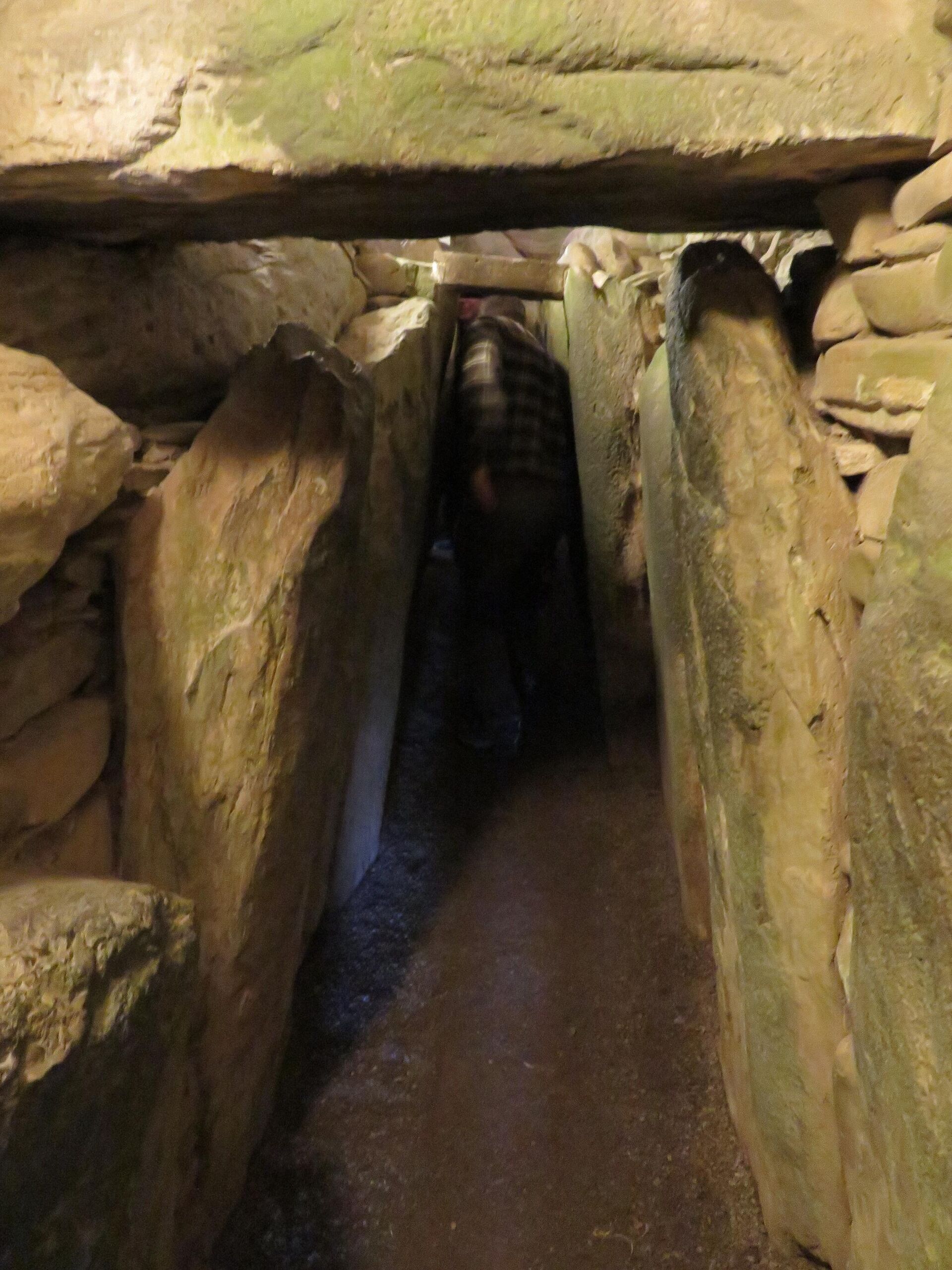 Uma seção da passagem que leva à câmara da tumba da passagem de Newgrange, na Irlanda. Uma seção da passagem que leva à câmara da tumba da passagem de Newgrange, na Irlanda. - Sputnik Brasil, 1920, 22.04.2025