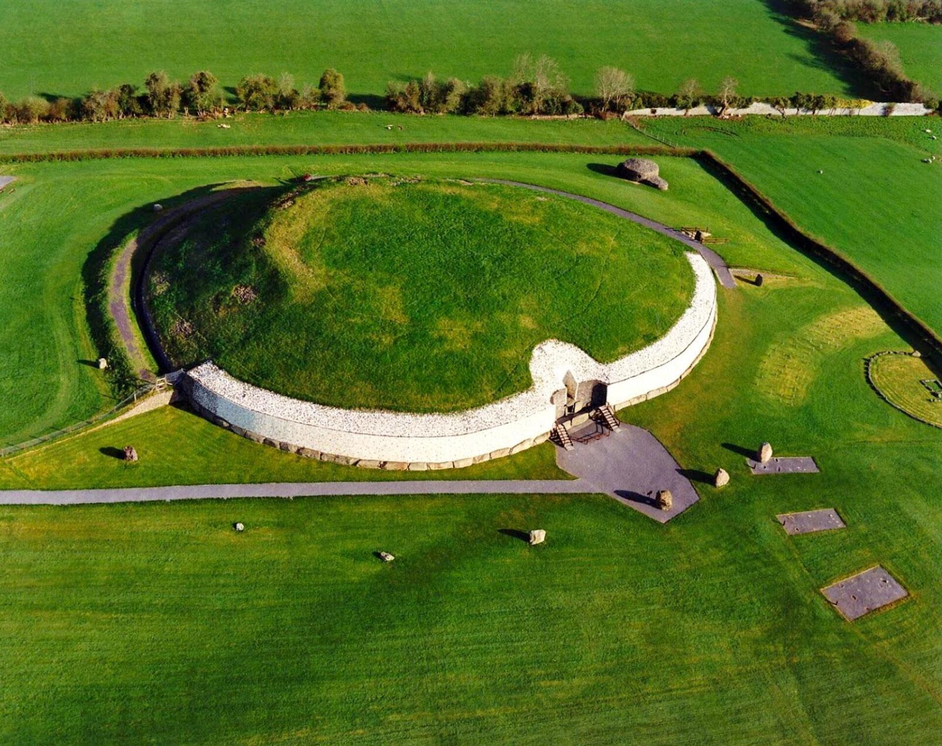Newgrange, Condado de Meath, Irlanda Newgrange, Condado de Meath, Irlanda - Sputnik Brasil, 1920, 22.04.2025