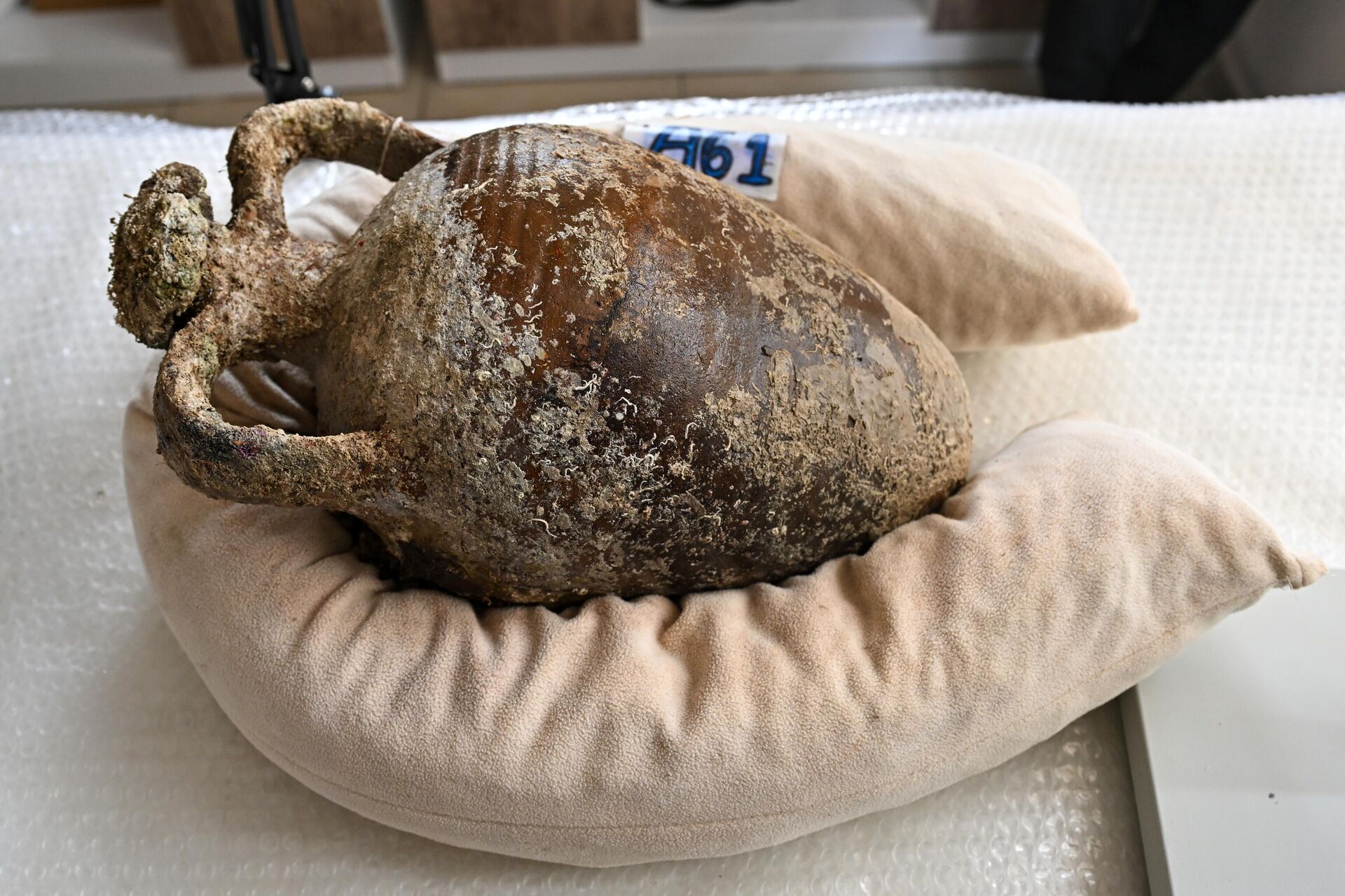 No detalhe, a ânfora selada de 1.100 anos removida de um naufrágio durante escavações subaquáticas realizadas com a ajuda de robôs na costa de Kas, Antália, Turquia, 22 de abril de 2025 - Sputnik Brasil, 1920, 28.04.2025