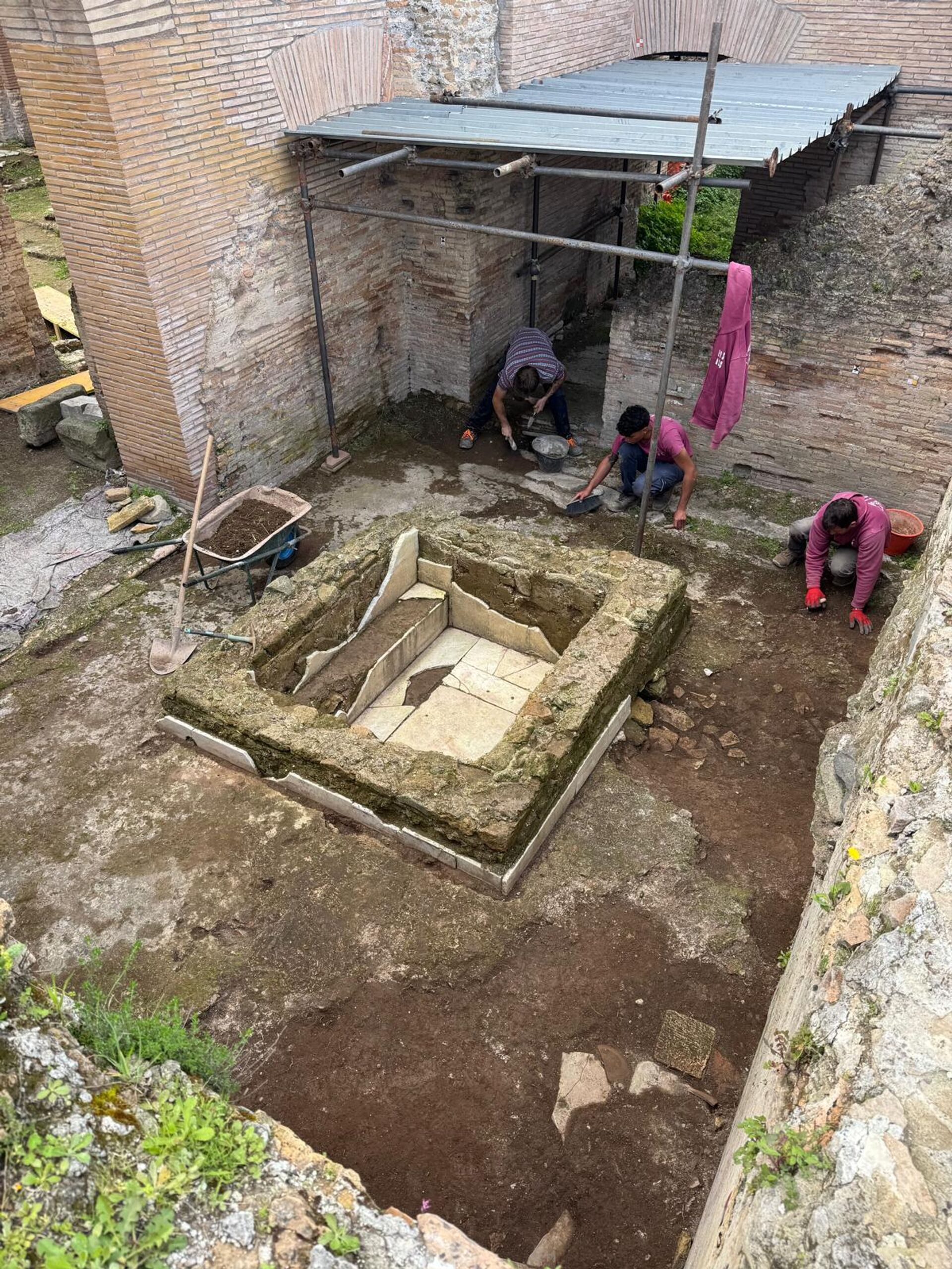 Uma vista da bacia (piscina) descoberta, identificada como um antigo batistério, dentro das termas romanas escavadas Uma vista da bacia (piscina) descoberta, identificada como um antigo batistério, dentro das termas romanas escavadas - Sputnik Brasil, 1920, 07.05.2025