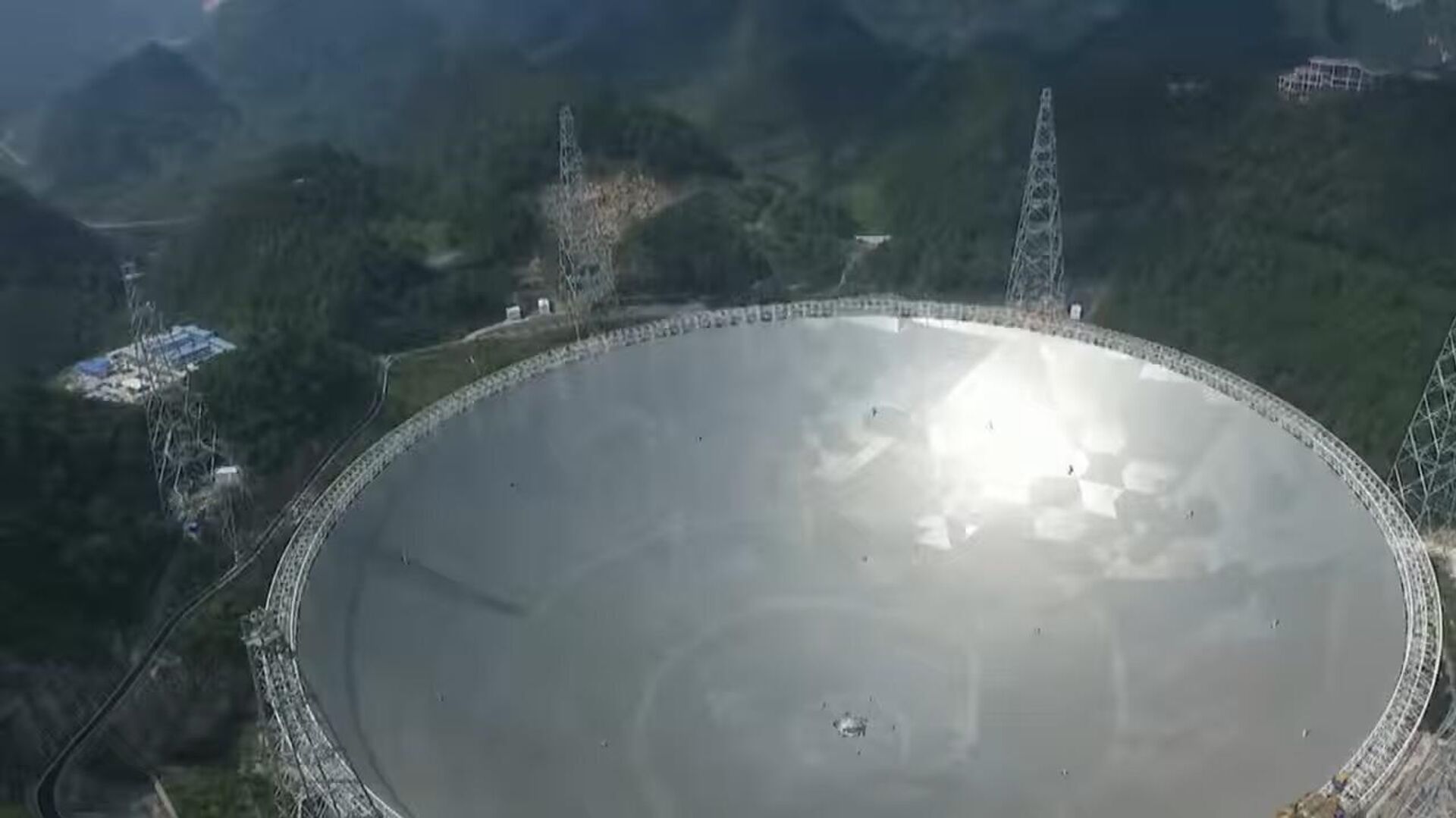 Telescópio de rádio esférico de abertura de quinhentos metros (Telescópio FAST) Telescópio de rádio esférico de abertura de quinhentos metros (Telescópio FAST) - Sputnik Brasil, 1920, 28.05.2025