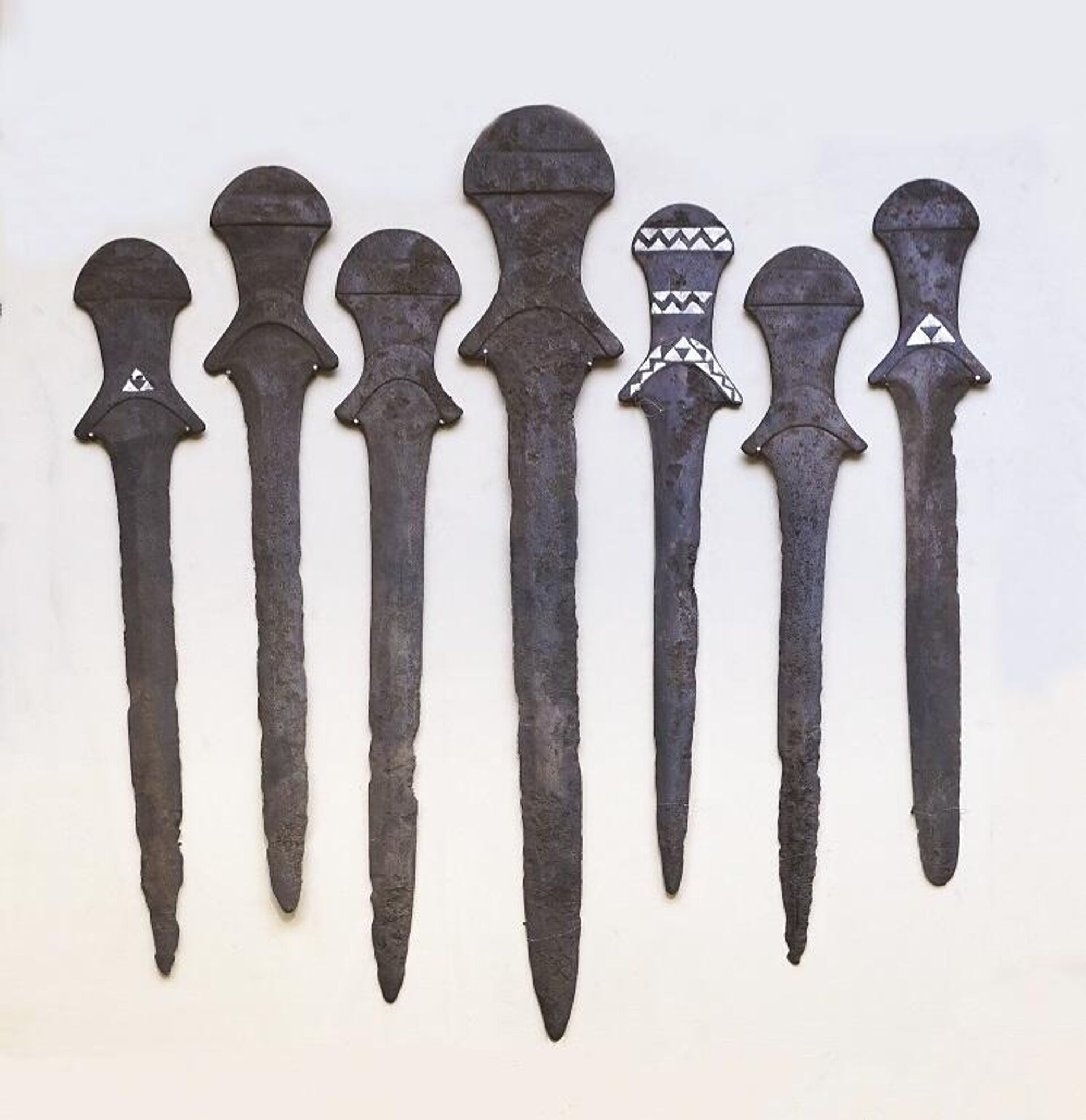 As prováveis espadas e adagas mais antigas do mundo encontradas no Monte Arslantepe na Turquia e mantidas pelo Museu de Malatya As prováveis espadas e adagas mais antigas do mundo encontradas no Monte Arslantepe na Turquia e mantidas pelo Museu de Malatya - Sputnik Brasil, 1920, 10.06.2025