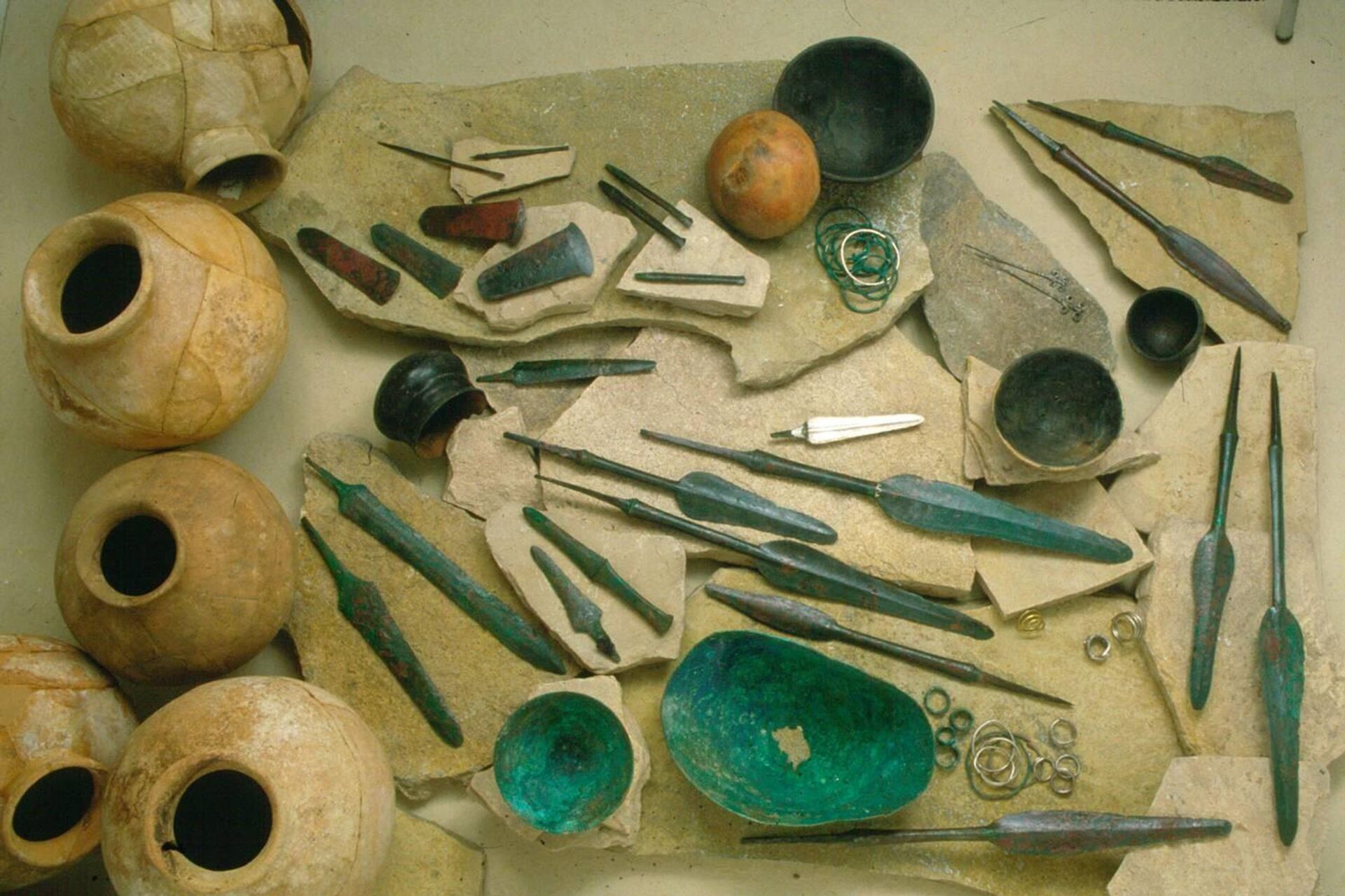 No complexo do palácio, foram descobertas armas como espadas, punhais e pontas de lança feitas de liga de cobre arsênico com incrustações de prata, além de fruteiras de pés altos e longos vasos em estilo mesopotâmico No complexo do palácio, foram descobertas armas como espadas, punhais e pontas de lança feitas de liga de cobre arsênico com incrustações de prata, além de fruteiras de pés altos e longos vasos em estilo mesopotâmico - Sputnik Brasil, 1920, 10.06.2025