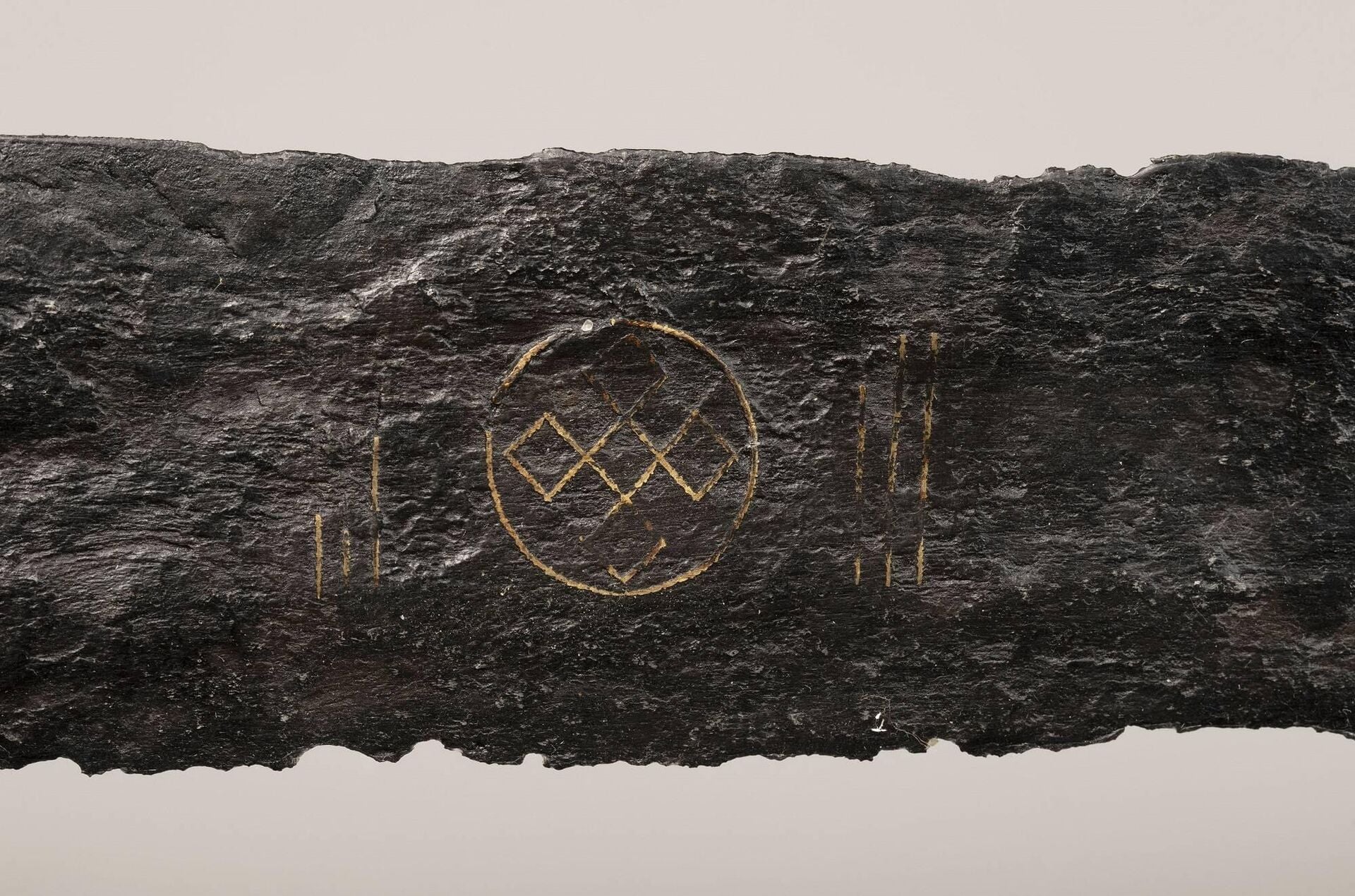 Símbolo da lealdade eterna em espada medieval descoberta nos Países Baixos Símbolo da lealdade eterna em espada medieval descoberta nos Países Baixos - Sputnik Brasil, 1920, 16.06.2025