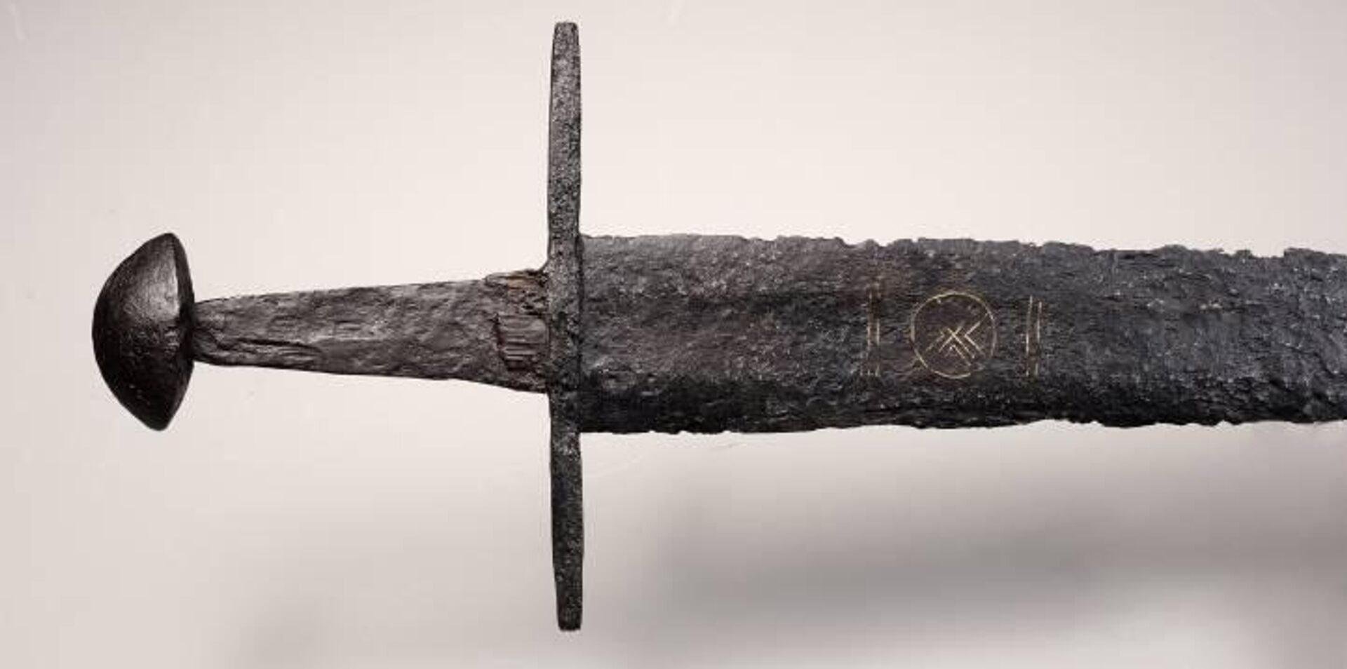 Símbolo da lealdade eterna em espada medieval descoberta nos Países Baixos Símbolo da lealdade eterna em espada medieval descoberta nos Países Baixos - Sputnik Brasil, 1920, 16.06.2025