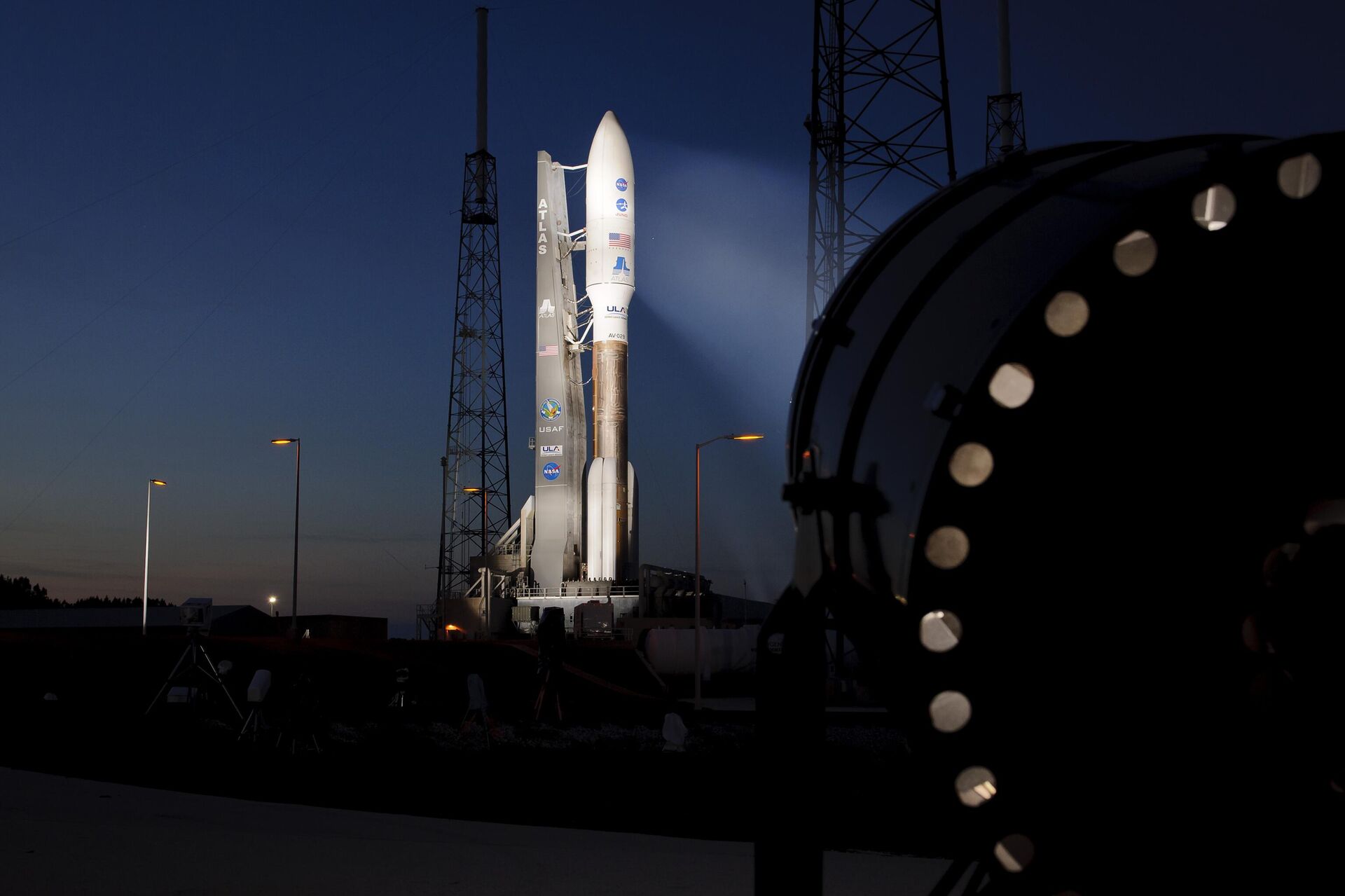 Nesta foto fornecida pela NASA, um foguete Atlas V com a carga útil da sonda espacial Juno da NASA é visto na noite anterior ao seu lançamento planejado no Complexo de Lançamento Espacial 41 da Estação da Força Aérea de Cabo Canaveral, Flórida, 4 de agosto de 2011 Nesta foto fornecida pela NASA, um foguete Atlas V com a carga útil da sonda espacial Juno da NASA é visto na noite anterior ao seu lançamento planejado no Complexo de Lançamento Espacial 41 da Estação da Força Aérea de Cabo Canaveral, Flórida, 4 de agosto de 2011 - Sputnik Brasil, 1920, 27.08.2025