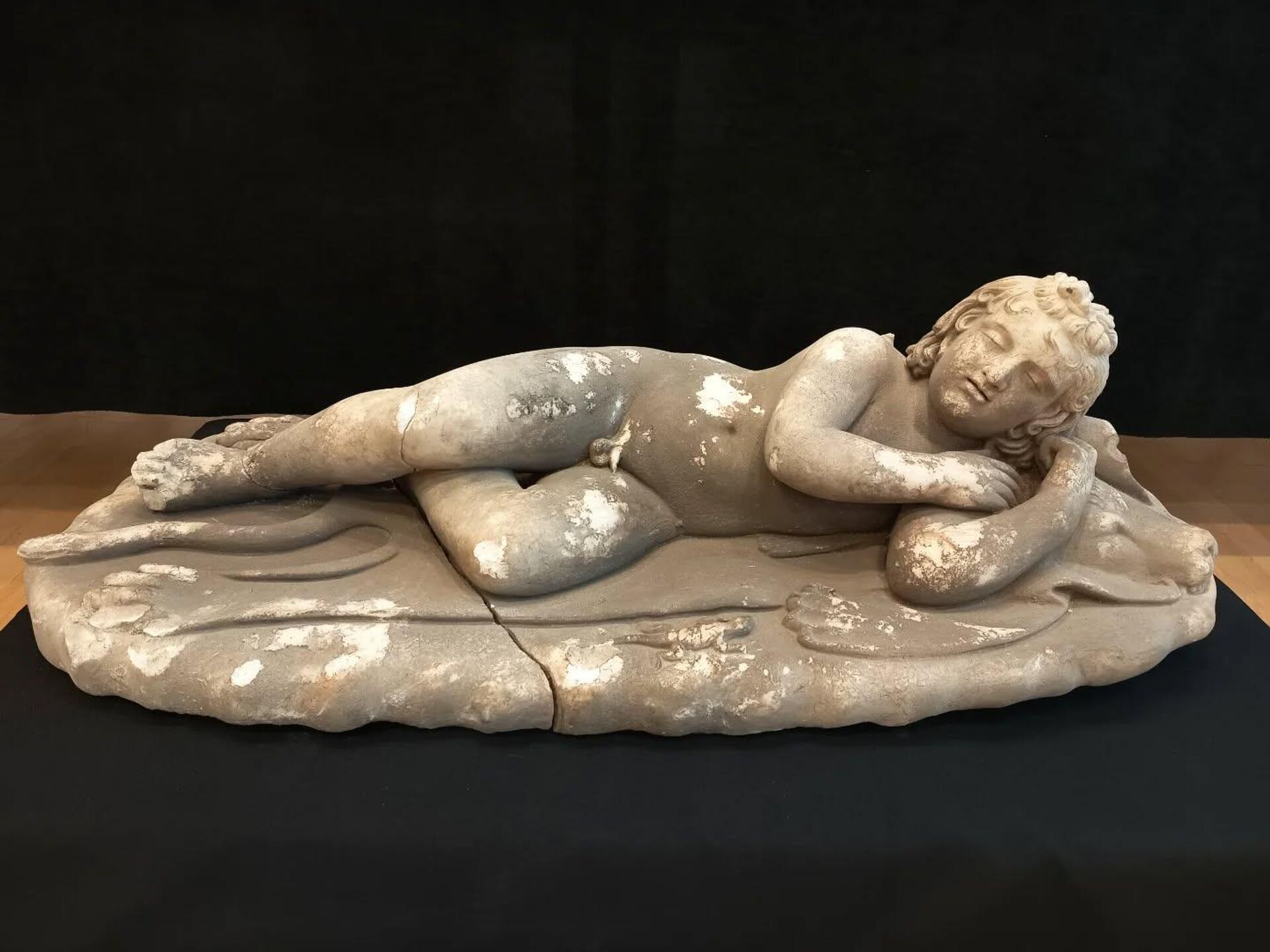 Arqueólogos encontram escultura romana do 'Cupido Adormecido' na Croácia - Sputnik Brasil, 1920, 03.11.2025