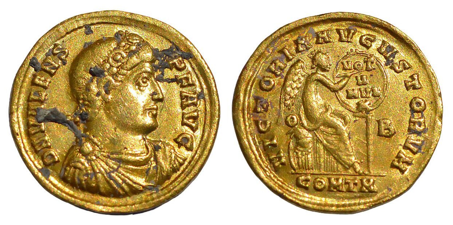 Uma das três raras moedas de ouro do século IV, encontradas em Aquileia Uma das três raras moedas de ouro do século IV, encontradas em Aquileia - Sputnik Brasil, 1920, 13.11.2025