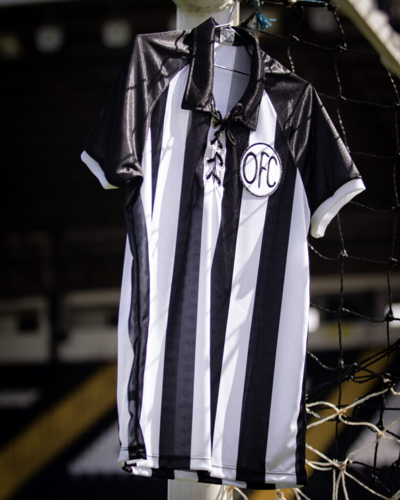 Camisa retrô do Operário pendurada na trave