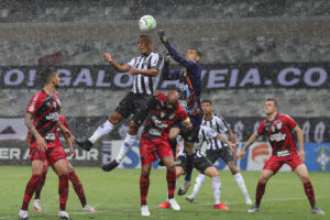 Lance de partida entre Athletico Paranaense e Atlético Mineiro no Mineirão, em Belo Horizonte
