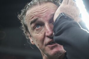 Técnico Cuca chora