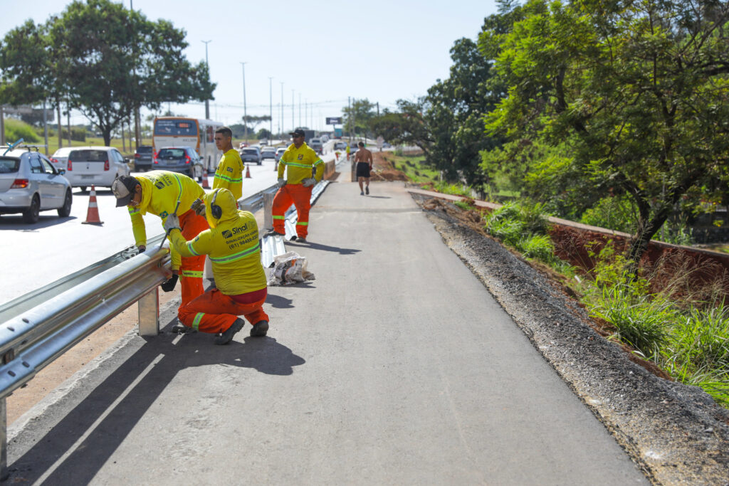 Guard Rail em uma via de Brasília