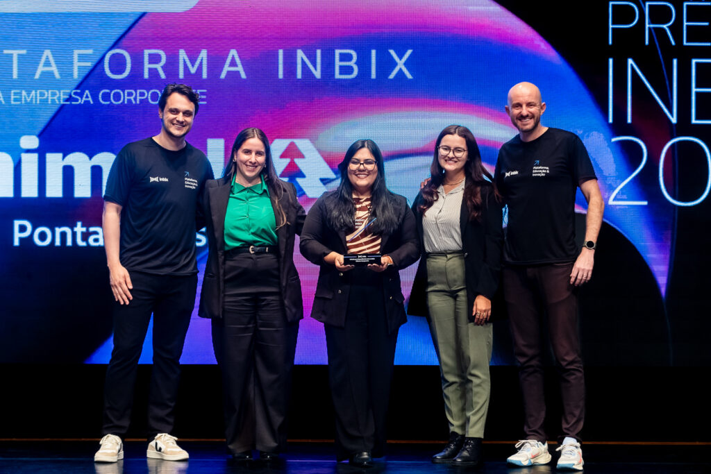 Registro do evento de entrega do Prêmio Inbix 2025, com apresentação de Daiane Fardin e palestra de Clóvis de Barros Filho