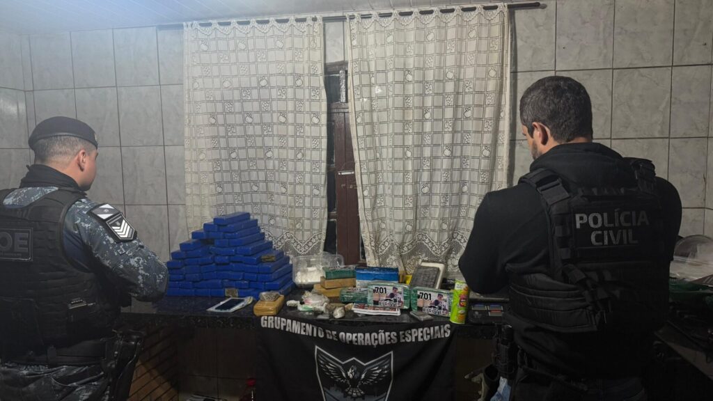 Foram apreendidos maconha, cocaína e crack