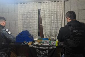 Foram apreendidos maconha, cocaína e crack