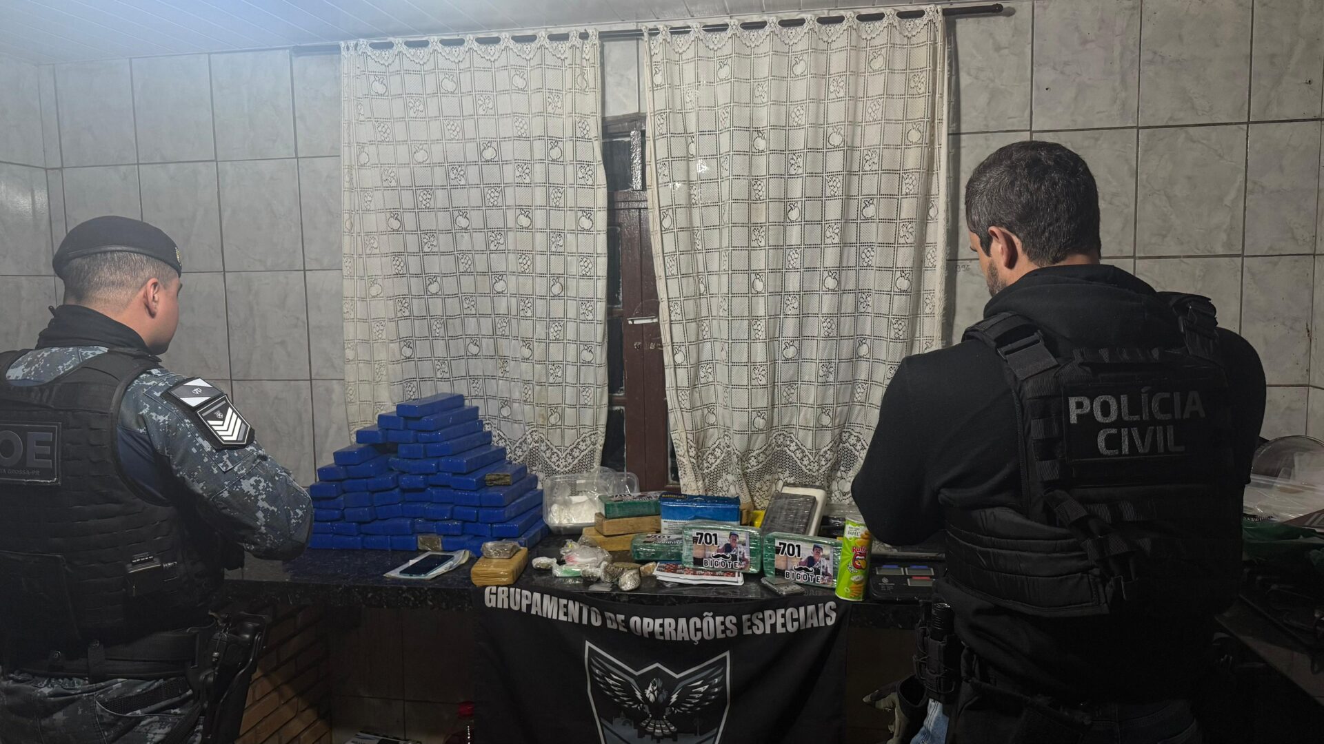 Foram apreendidos maconha, cocaína e crack