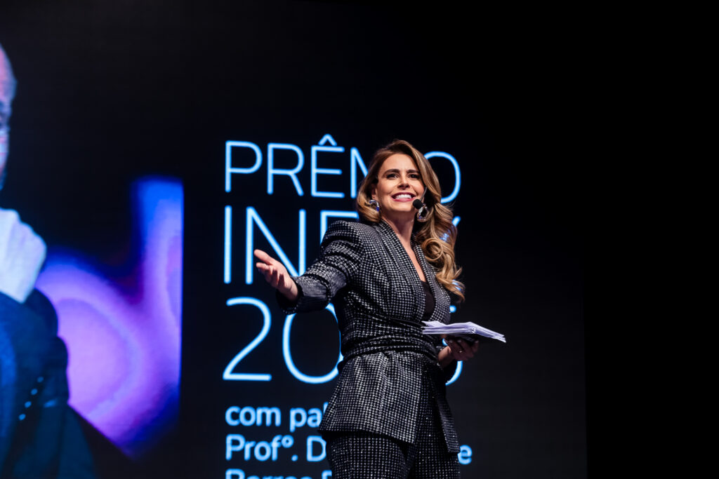 Registro do evento de entrega do Prêmio Inbix 2025, com apresentação de Daiane Fardin e palestra de Clóvis de Barros Filho